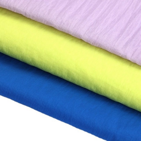 Tissu en taffetas froissé en nylon recyclé pour doudoune et extérieur