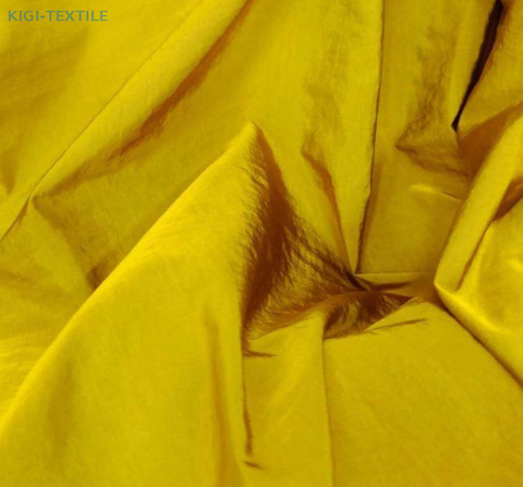380T 20D a réutilisé le tissu 70gsm de taffetas de crêpe bronzé par froissement en nylon métallique pour la doudoune
