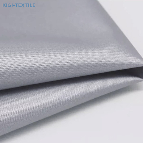 Tissu Anti-UV enduit d'argent de taffetas de polyester recyclé 190T 60gsm pour la couverture de voiture et la couverture de meubles d'extérieur