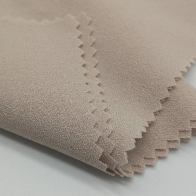 Cr&eacute;ateur de mode examinant des &eacute;chantillons de tissu spandex