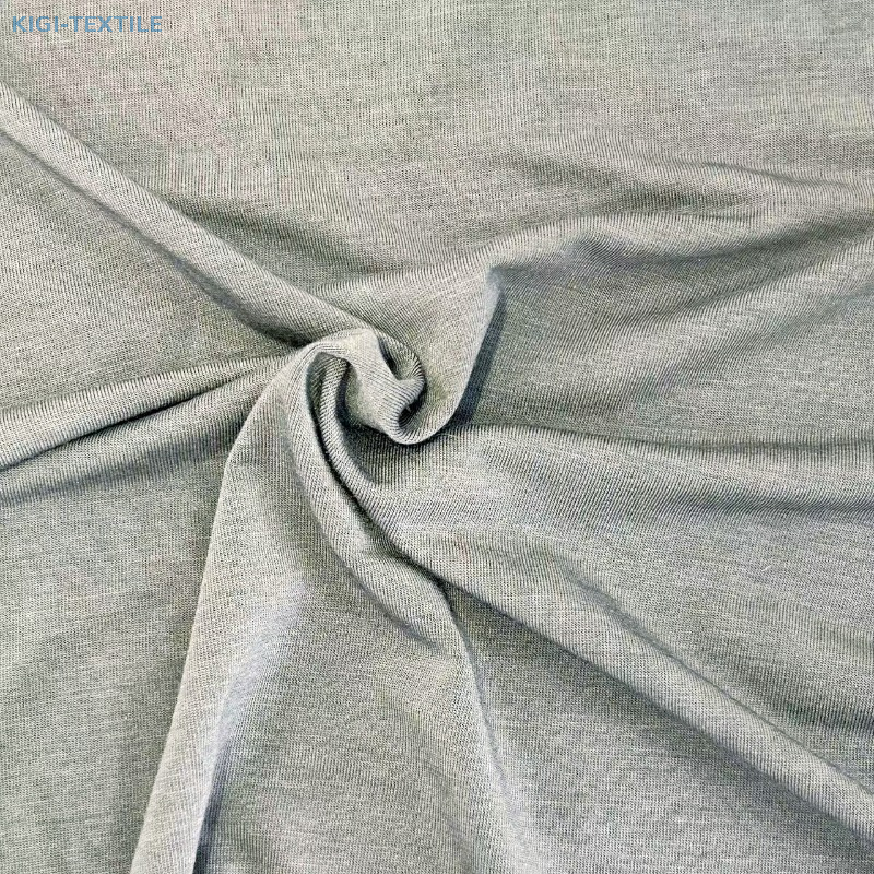 Tissus m&eacute;lang&eacute;s sur une ligne de production montrant la fabrication moderne de textiles d